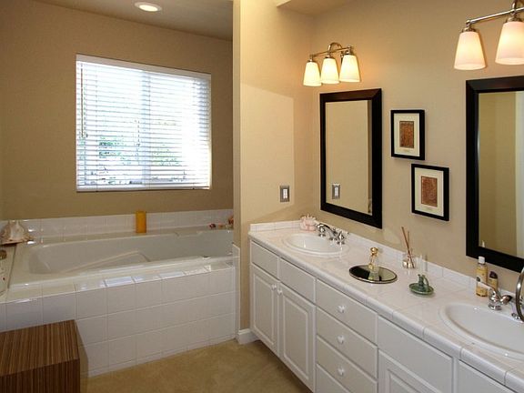 5th image of 10008 NE 37th Ct #202
