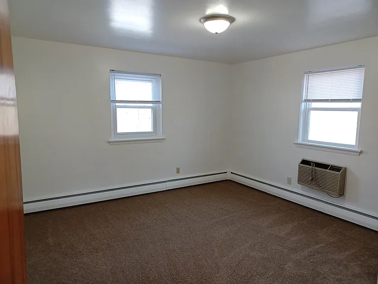 Sussex Court Apartments — Photo 31