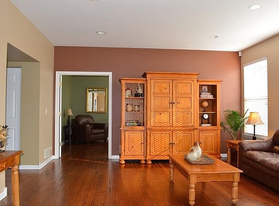 5th image of 302 E Colonial Dr