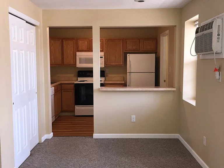 469 Glendale Dr — Photo 4