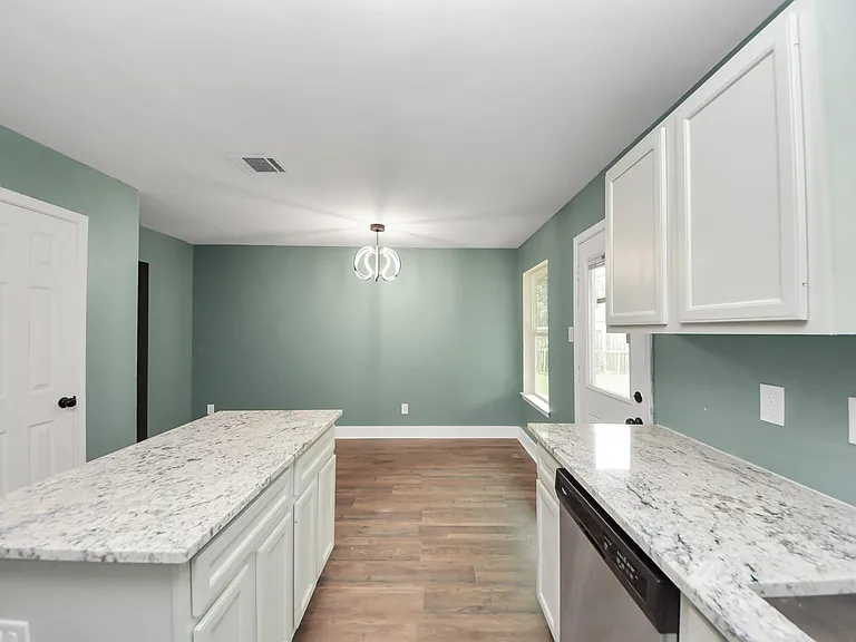 608 Trinity Ln — Photo 9