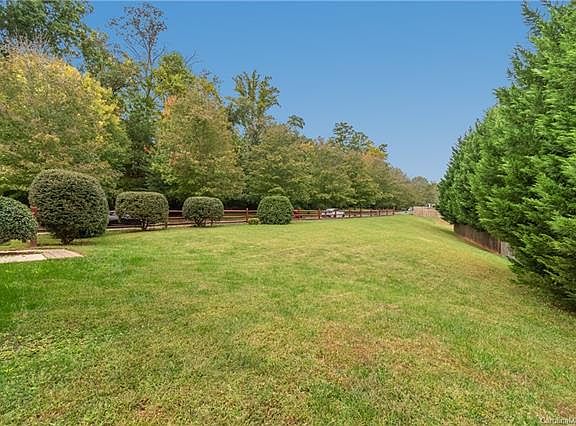 4th image of 5516 Colonial Garden Dr