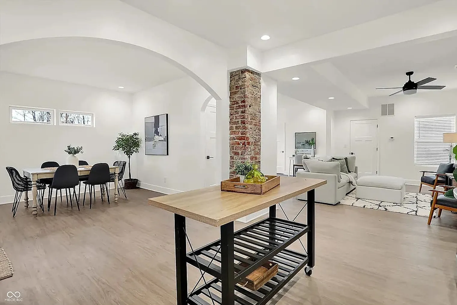 3 bed, 2.0 bath, 1700 sqft, $4,354 — Photo 4