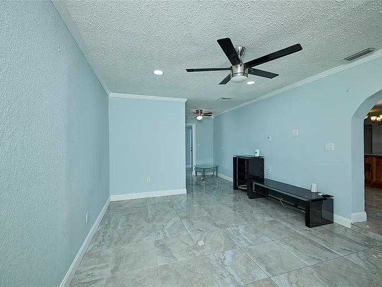 6804 N Hubert Ave — Photo 13