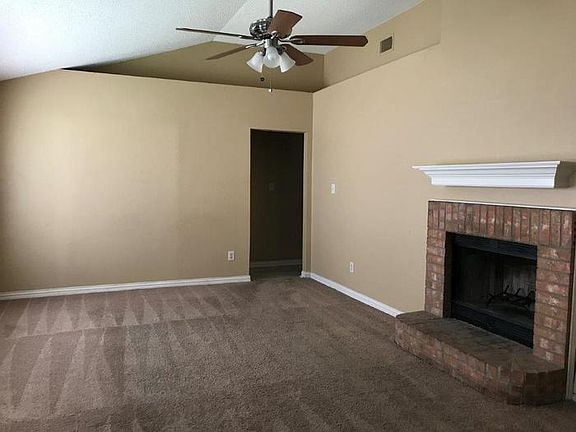 4th image of 303 Moss Hill Dr