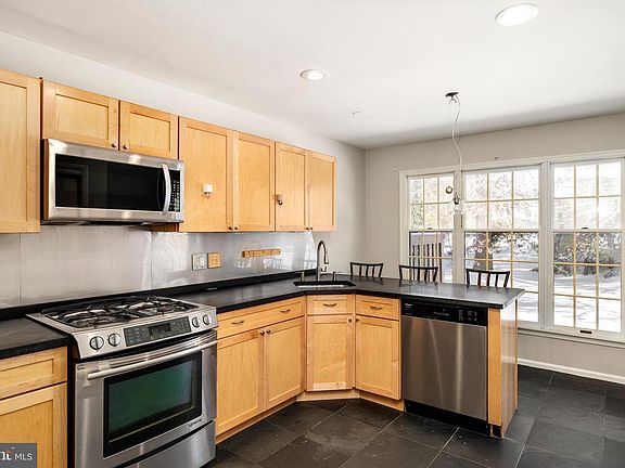 3rd image of 4 Benjamin Rush Ln