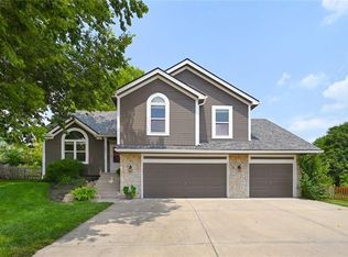 1406 NE 196th St, Smithville, MO 64089