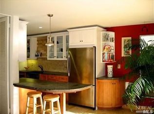 40 Surrey Ln, San Rafael, CA 94903