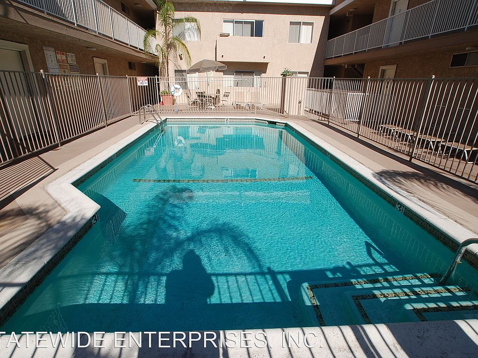 1st image of 7540 Haskell Ave #29