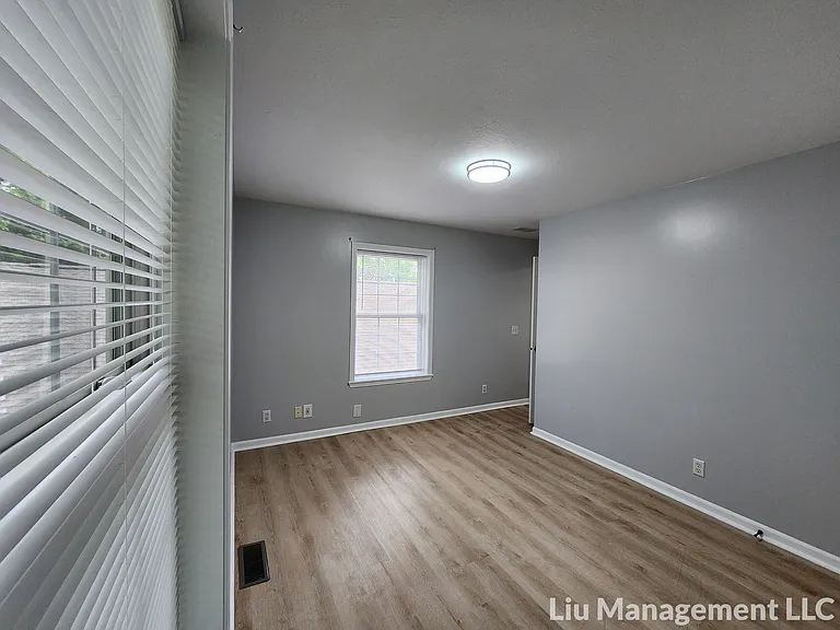 1042 N Traub Ave — Photo 16