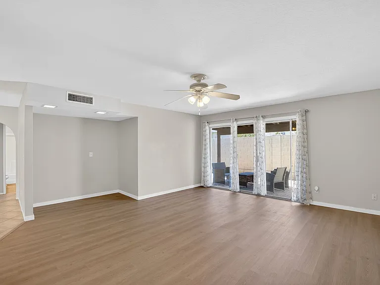 517 W Duke Dr — Photo 2