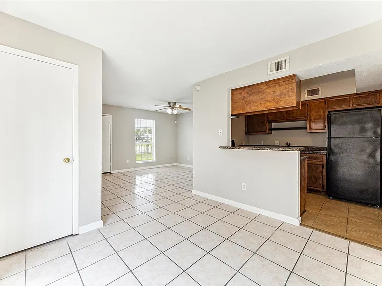1916 Upland Dr — Photo 5