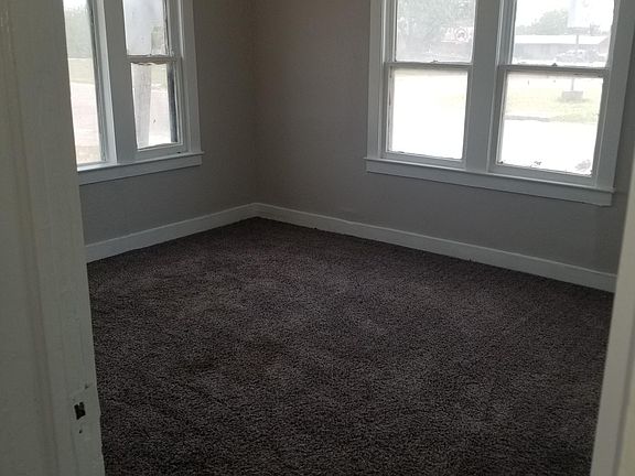 4th image of 323 W Avenue C