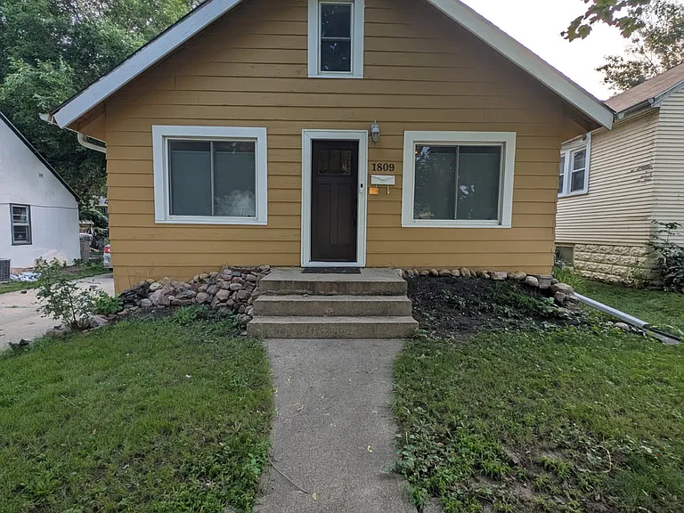 1809 S Summit Ave — Photo 1