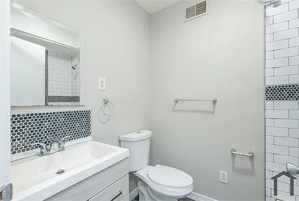 1422 W Girard Ave #E — Photo 5