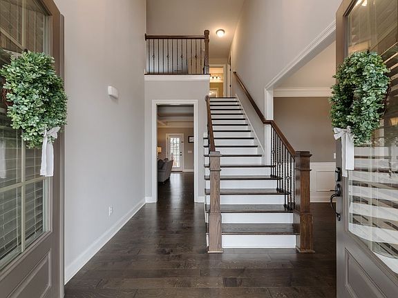 5th image of 136 Houghland St