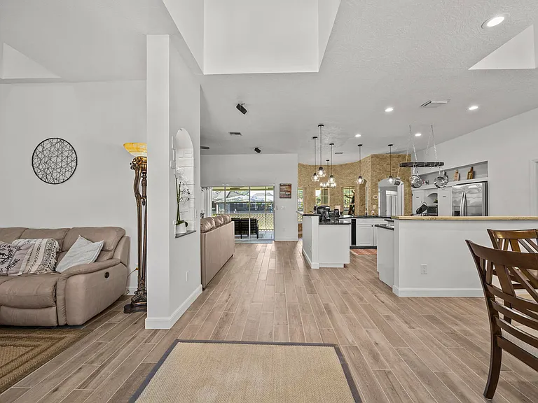 1782 Clydesdale Ave #HOUSE — Photo 2