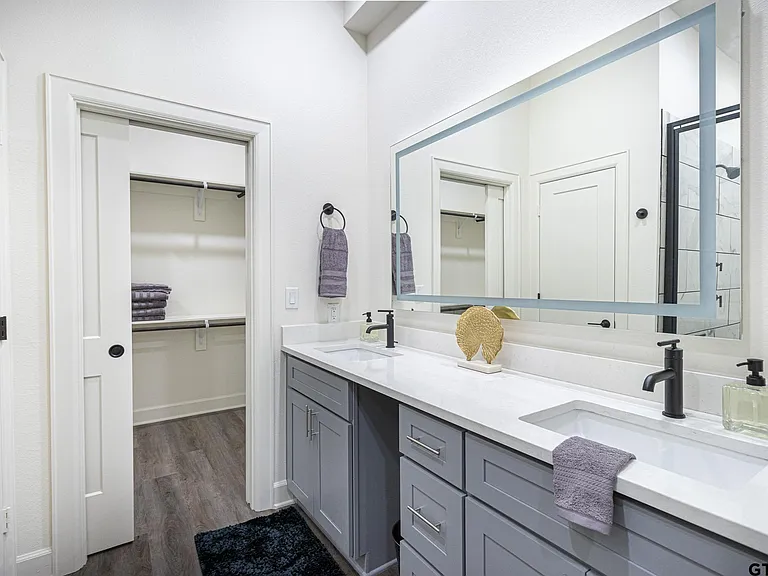 540 W Erwin St — Photo 14