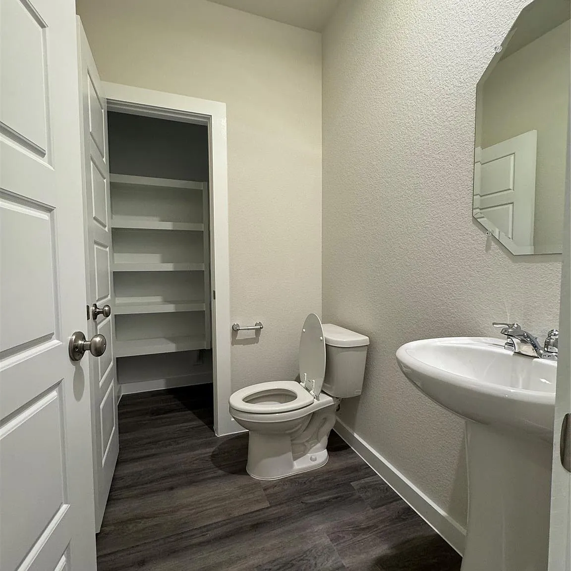 4 bed, 3.5 bath, 2700 sqft, $3,100 — Photo 4
