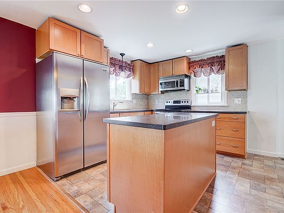 4th image of 33 Catalpa Rd