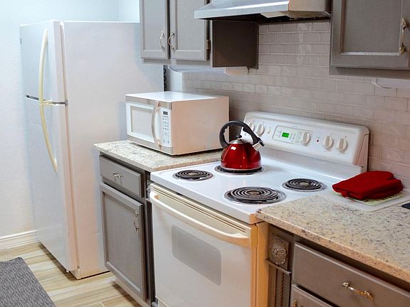 4th image of 3567 Red Oak Ln #B