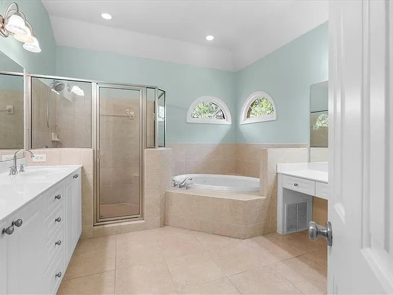 350 Wembley Cir — Photo 12
