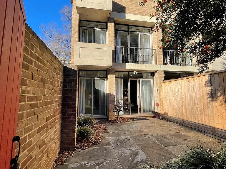 457 N St SW — Photo 1
