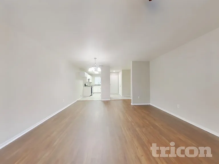 902 Emily St — Photo 2