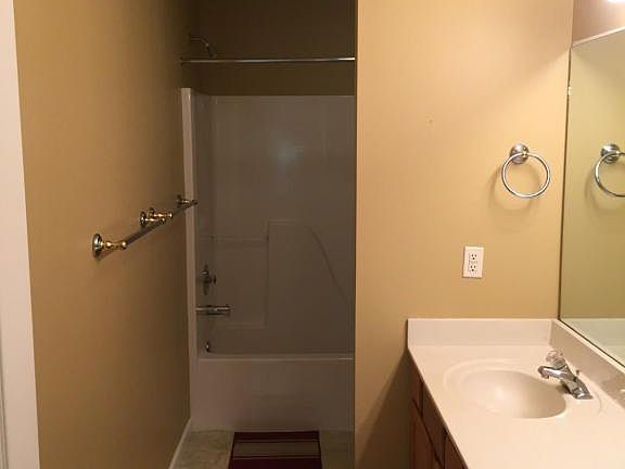 4th image of 204 Waters Edge Dr
