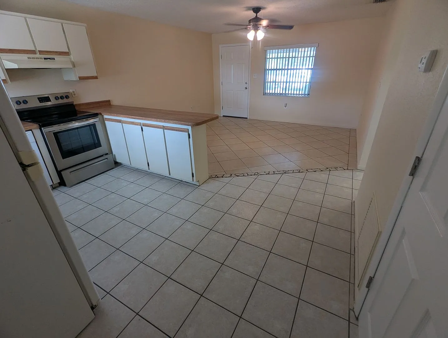 Spacious 2-Bedroom, 1-Bath First-Floor Apartment for Rent. Furry friends welcome! — Photo 3