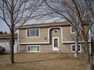 572 Concord Dr, Chaska, MN 55318