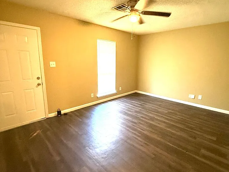 428 Fieldbrook Dr — Photo 2