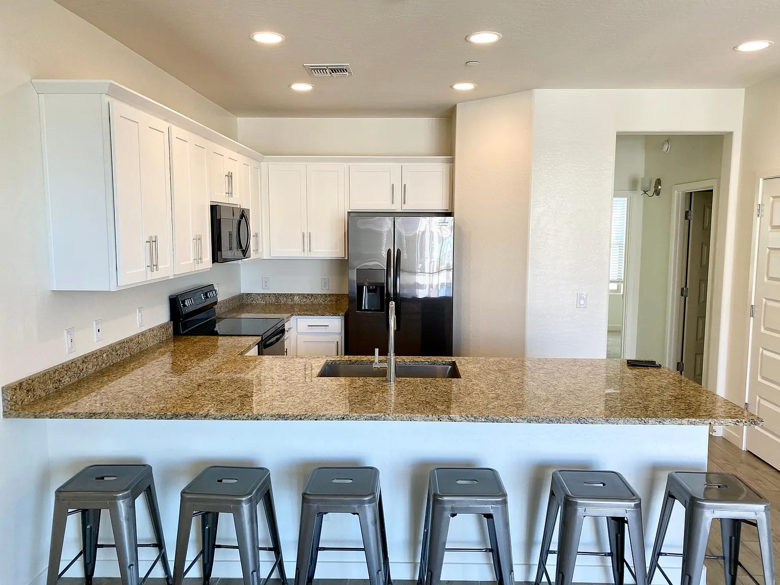 3 bed, 1309 sqft, $2,045 — Photo 3