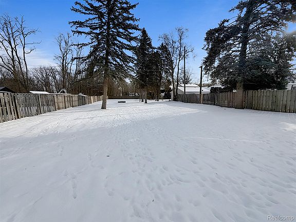 3rd image of 10426 Stark Rd