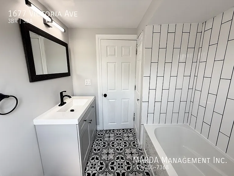 1677 Victoria Ave — Photo 46