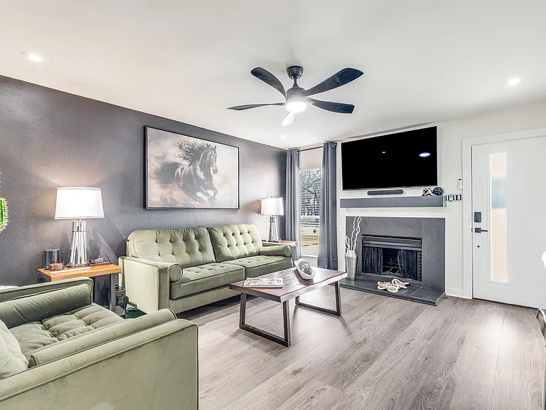 2232 Colony Ct — Photo 3