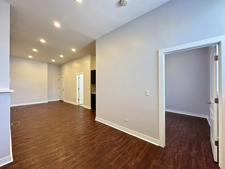 2944 W Montrose Ave #2 — Photo 15