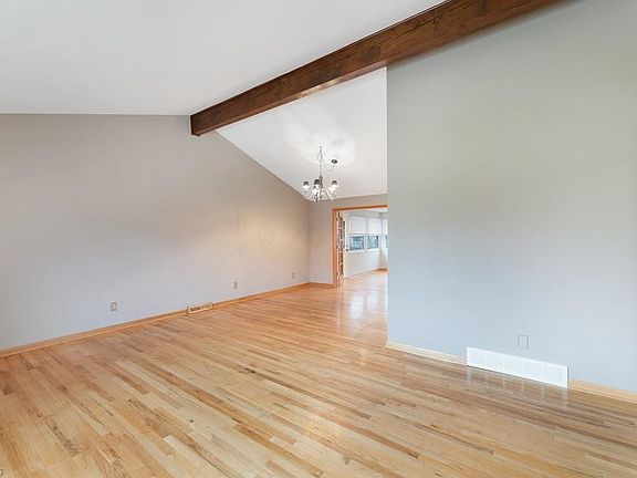3rd image of 37735 Fox Run Dr