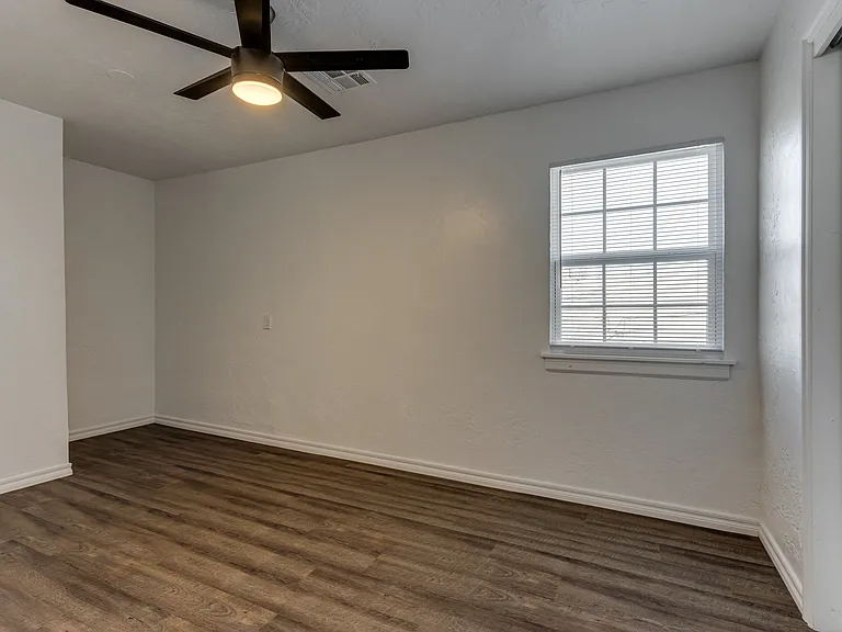 2115 N Billen Ave — Photo 18