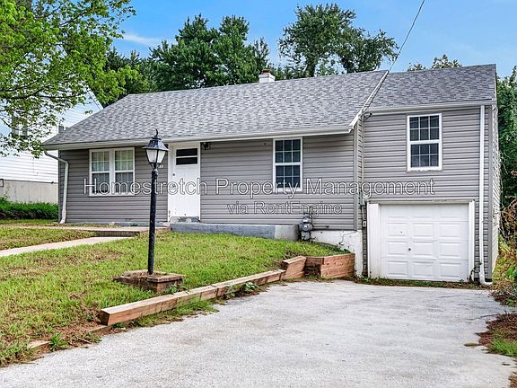 3rd image of 452 Bluff Dr