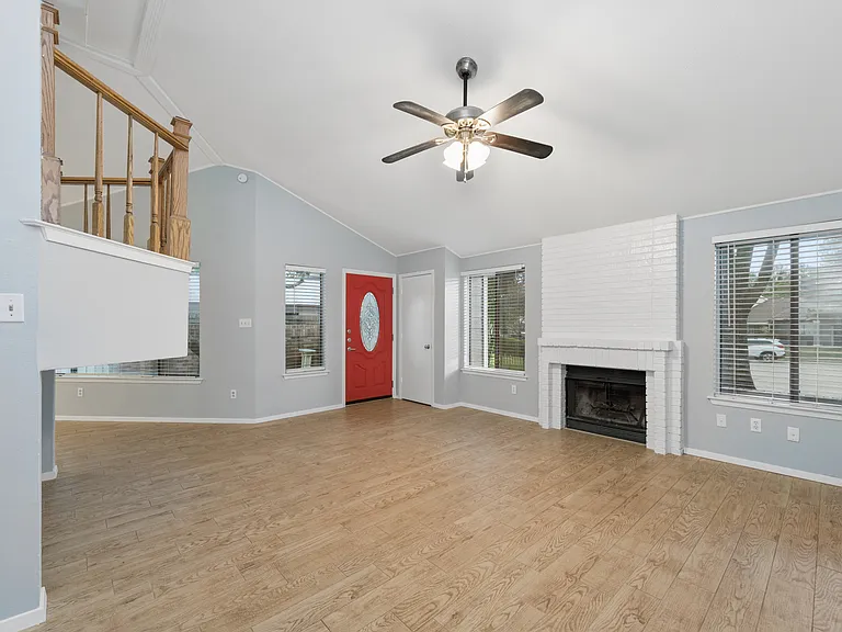 513 Hunters Glen St — Photo 6