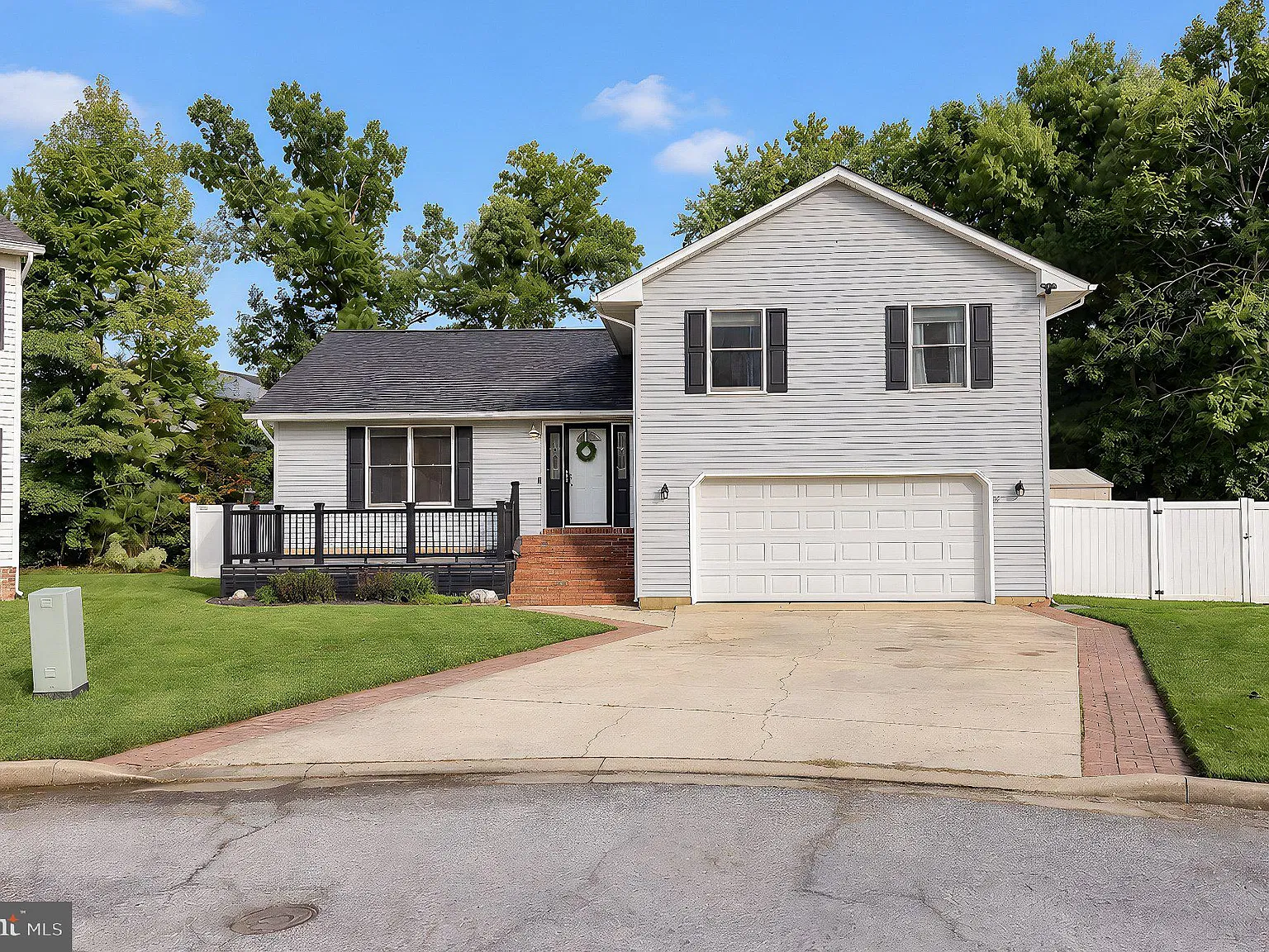 3 bed, 2.5 bath, 1904 sqft, $2,400 — Photo 1