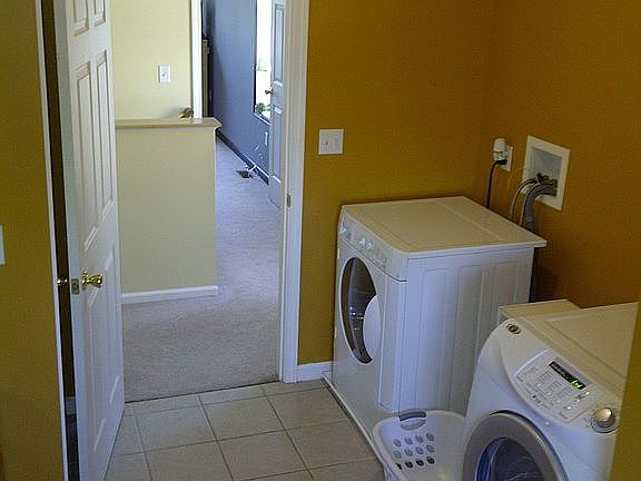 2nd Floor Full Bath w/Laundry