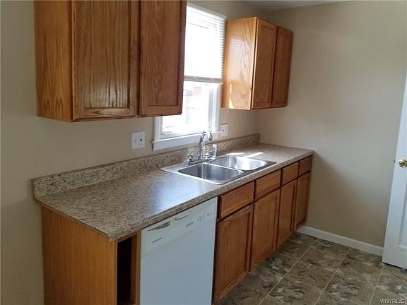 5th image of 33 Nadine Dr