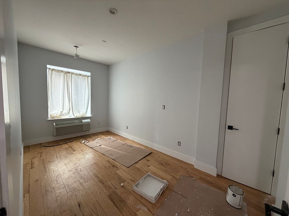 2nd image of 494 Jackson Ave #1D