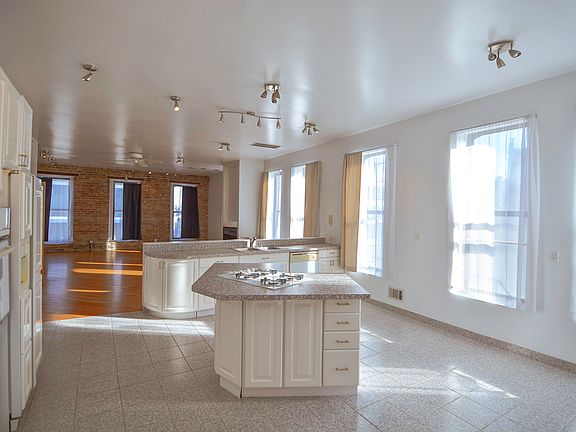 5th image of 833 W Grand Ave APT 3