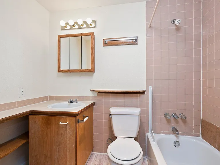 Abbottsford Apartments — Photo 60