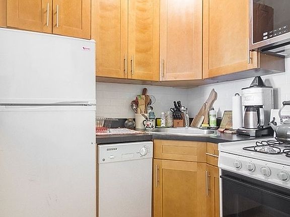 3rd image of 211 E 89th St APT A16