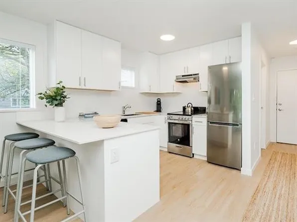 8690 Montcalm St #304, Vancouver, BC V6P 4P8