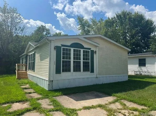 5044 S Naomikong Dr, Flint, MI 48506
